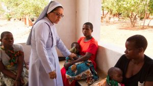 Sr Sonia with mums and babies at the clinic , Lisanjala